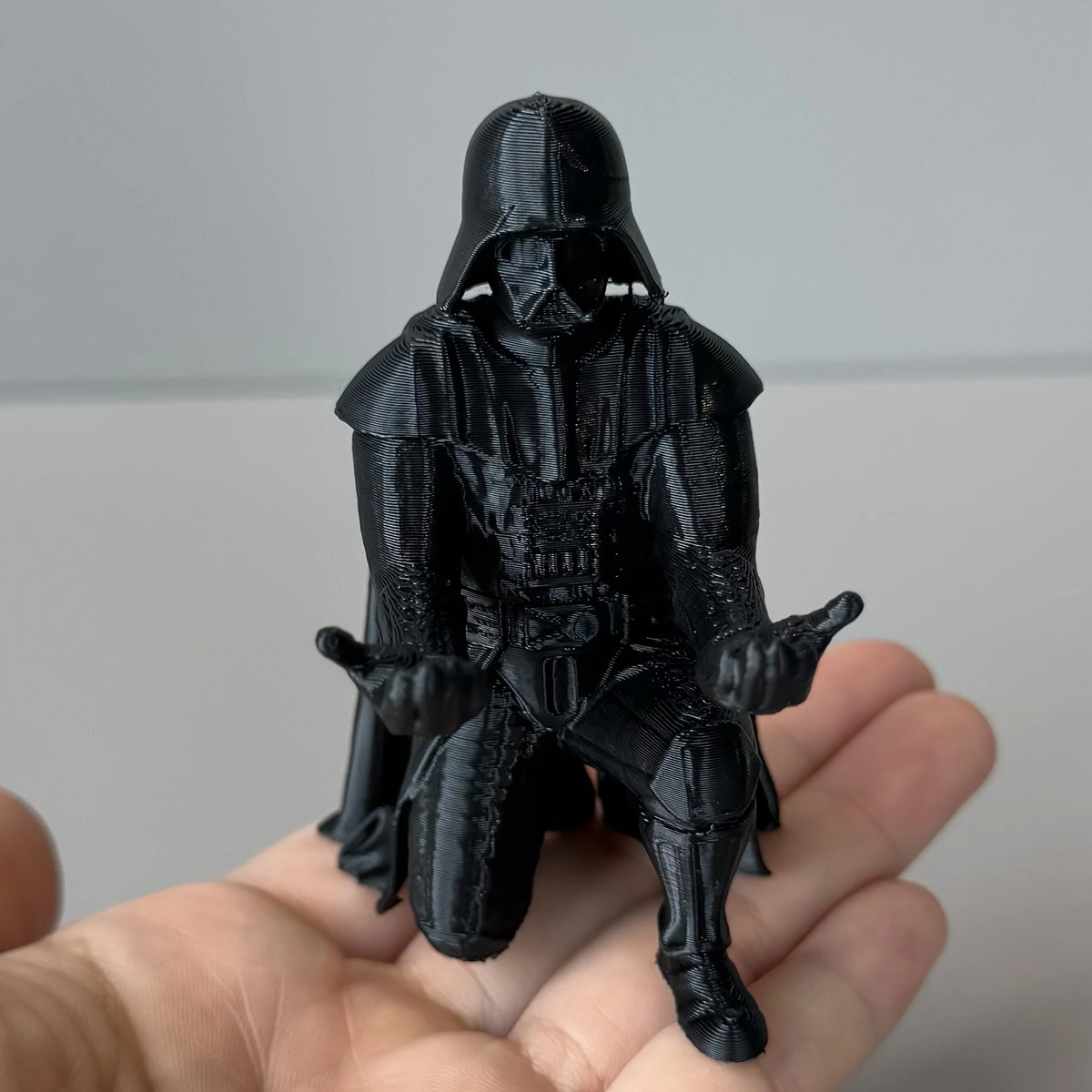 1 Piece 3D Printed Kneeling Vader Pen Holder, Cool Villain-Themed Desktop Decoration, Bookshelf Storage Decoration, Ideal for Decorating Office Study Spaces and as a Birthday Gift, Valentine's Day, Christmas, or Holiday Gift,