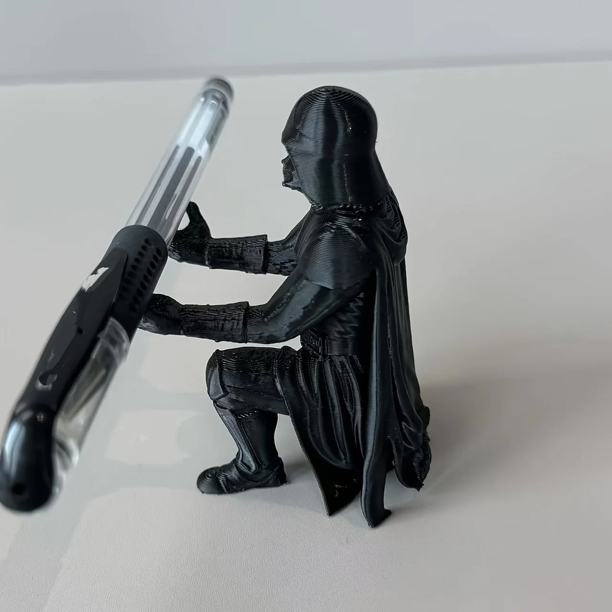 1 Piece 3D Printed Kneeling Vader Pen Holder, Cool Villain-Themed Desktop Decoration, Bookshelf Storage Decoration, Ideal for Decorating Office Study Spaces and as a Birthday Gift, Valentine's Day, Christmas, or Holiday Gift,